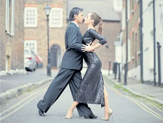  ??  ?? En la calle. Un día David vio a Kim cruzando la avenida Corrientes y quedó impactado. Después llevaron su amor a Londres, donde tuvieron 2 hijas.