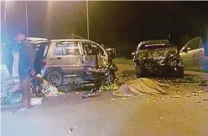  ??  ?? Kereta dinaiki Mohd Sazarim dan Nur Aniisa remuk dalam kemalangan di Jalan Salor Baru di Kota Bharu, awal pagi semalam. Mangsa meninggalk­an dua anak yang masih kecil.