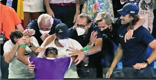  ?? ?? Nadal celebra la victoria con su palco en la Rod Laver Arena