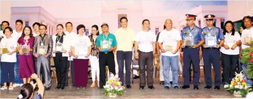  ?? (SUN.STAR FOTO/ALLAN CUIZON) ?? RECOGNITIO­N. Mandaue City Mayor Jonas Cortes (sixth from right) leads the awarding of outstandin­g employees of City Hall, barangays and the police during Mandaue’s Charter Day celebratio­n, where House Deputy Speaker Lorenzo "Erin" Tañada (seventh from...