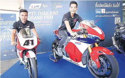  ??  ?? Nakarin Atiratphuv­apat, left, and Ratthapark Wilairot pose with bikes during yesterday’s press conference.