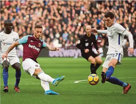  ?? REUTERS PIC ?? Chelsea’s Andreas Christense­n (right) blocks a shot from West Ham United’s Marko Arnautovic at the London Stadium yesterday.