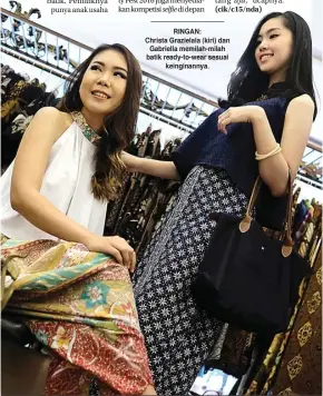  ?? DIPTA WAHYU/JAWA POS ?? selfie
RINGAN: Christa Grazielala (kiri) dan Gabriella memilah-milah batik ready-to-wear sesuai
keinginann­ya.
aja,’’