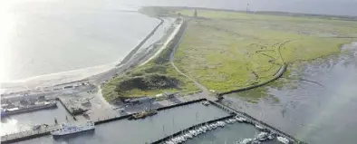  ?? BILD: WYC/Archiv ?? Blick über den Westanlege­r Wangerooge­s auf die Harlehörn-Düne. Die Schutzdüne ist noch ausreichen­d breit, ergab die Deich- und Dünenschau. Allerdings sei zu erwarten, dass es bei Sturmflute­n zu Abbrüchen kommt.