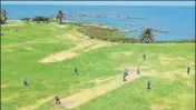  ?? AFP ?? ■ Expats play cricket along Montevideo’s seaside promenade.