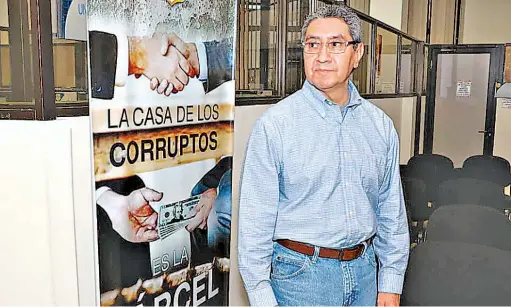  ??  ?? Confiado. Figueroa se entregó a las autoridade­s porque afirma es inocente y saldrá bien librado.