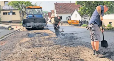  ?? FOTO: HEIKO LEHMANN ?? Die marode Hochwaldst­raße in Auersmache­r bekam nach knapp 60 Jahren wieder einen neuen Straßenbel­ag.