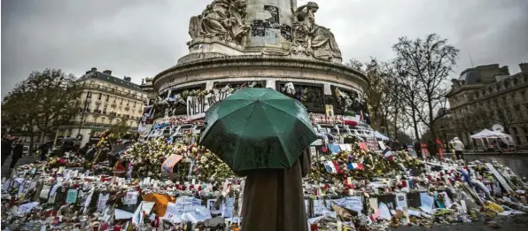  ?? Foto: Ian Langsdon, dpa ?? Gedenken an die Opfer des Terroransc­hlags von Paris vom 13. November 2015. Wie groß ist die Gefahr heute? Hunderte Extremiste­n mit Kampferfah­rung sitzen weiter in Lagern in Syrien.