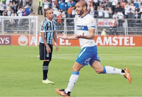  ??  ?? Sacha Sáez celebra su conquista, la del triunfo cruzado, mientras Everton lo observa compungido.