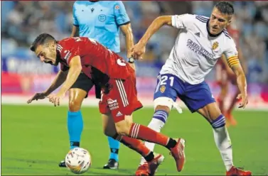  ??  ?? Zapater, capitán del Real Zaragoza, derriba a Gallar en una acción del partido.