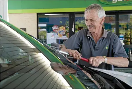  ?? PHOTO: KEVIN FARMER ?? HAPPY TO HELP: Frank Lyndon provides full driveway service to customers who visit the BP on Bridge and Mary Sts.