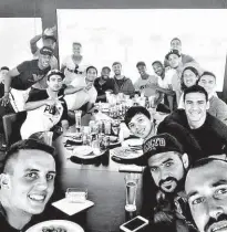  ?? Instagram/Reprodução ?? Elenco do Timão curte momento de festa no CT, com direito a churrasco, bebida, sertanejo e samba