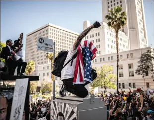  ?? BRYAN DENTON / NEW YORK TIMES FILE (2020) ?? People in
Los Angeles on June 3, 2020, protest the killing of George Floyd.