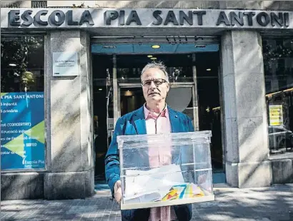  ?? LLIBERT TEIXIDÓ ?? Eduard Maza, director del colegio de Sant Antoni, con una urna para conocer opiniones sobre el 1-0