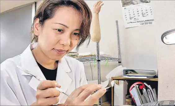  ?? Trabajo meticuloso.
YOSHIKAZU TSUNO / AFP ?? Yukako Fukushima da los últimos toques a una mano de silicona en su taller de la
ciudad de Osaka