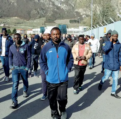  ?? (Foto Matteo Rensi) ?? L’odissea Alcuni richiedent­i asilo nella Residenza Fersina di Trento