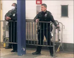  ?? ?? Serve and protect whom? Cops at the Broadway Junction subway station stand stationary while a drug dealer plies his wares this week.