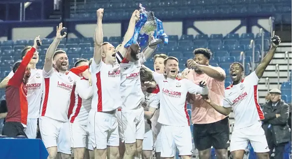  ?? Pictures by Ken Walker ?? Horndean celebrate with the Portsmouth Senior Cup