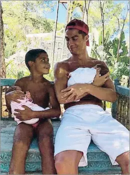  ?? INSTAGRAM ?? Cristiano Ronaldo posa con sus hijos durante las vacaciones