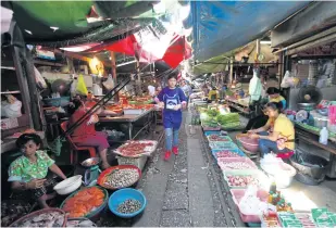  ??  ?? The Mae Klong Market.