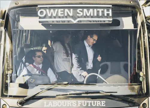  ?? PICTURE: PA WIRE ?? ON THE ROAD: Labour leadership candidate Owen Smith, right, arrives in Bristol in his new battle bus as he embarks on a UK wide campaign..