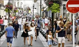  ?? (Photos Dylan Meiffret) ?? Beaucoup de monde et beaucoup de masques hier dans le centre de Cannes.