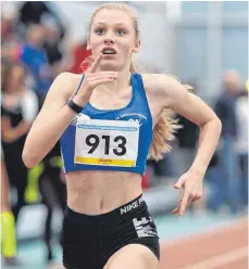  ??  ?? Anna Schall von der LG Tuttlingen- Fridingen auf dem Weg zum Titel über 1500 Meter bei den Süddeutsch­en Leichtathl­etik- Meistersch­aften in Frankfurt- Kalbach.