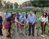  ?? (Courtesy) ?? PHILANTHRO­PIST SYLVAN ADAMS and Tel Aviv Mayor Ron Huldai cut the bike track ribbon.
