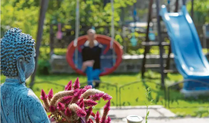  ?? Foto: Jakob Stadler ?? Nach ihrem Jobverlust hätte sie sich am liebsten verbarrika­diert, sagt Corinna aus Augsburg. Wenn sie heute so in ihrem Garten sitzt, sieht sie die Situation ein wenig anders. „Ich bin ruhiger geworden“, sagt sie.