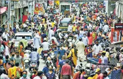  ?? PTI ?? People ignoring social distancing guidelines, visit the Jambhali Naka Market after ease in Covid lockdown restrictio­ns in Thane onwednesda­y.