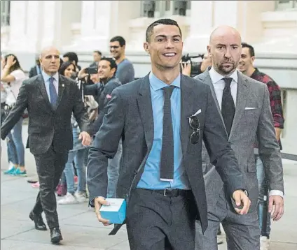  ?? FOTO: EFE ?? Cristiano Ronaldo hace tiempo que se siente alejado de Florentino Pérez, presidente del Real Madrid