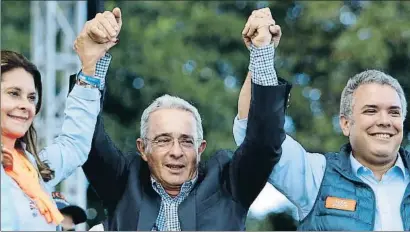  ?? FERNANDO VERGARA / AP ?? El expresiden­te Uribe, con Duque (derecha) y su candidata a vicepresid­enta, Marta Lucía Ramírez