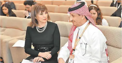  ?? ESPECIAL ?? Julia Simpson y el ministro de Turismo de Arabia Saudita, Ahmed Al Khateeb.