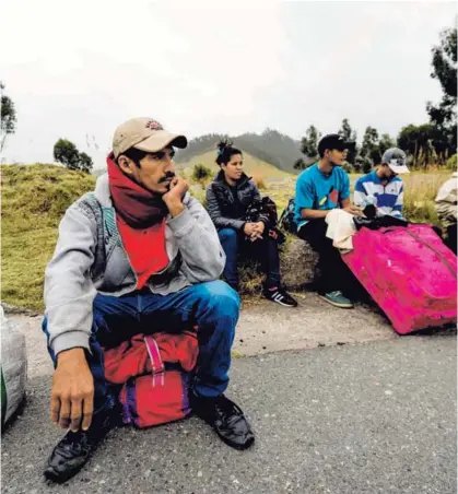  ?? AFP ?? Un grupo de migrantes venezolano­s tomaban un descanso a la orilla de la carretera Panamerica­na en Tulcán, Ecuador, el martes 21 de agosto del 2018. Iban rumbo a Perú.