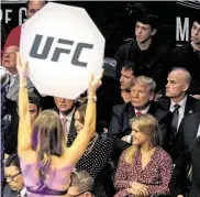  ?? Evan Vucci / Associated Press ?? El presidente Donald Trump observa a una de las presentado­ras en una de las peleas de la UFC 244.