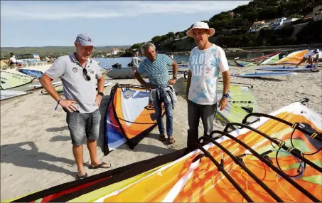  ?? (Photo Frank Muller) ?? Le Rocbaronna­is Thierry Eude, le Castellan Lulu Langlois et le Sanaryen Vincent Silve (de g. à d.) remontent le temps.