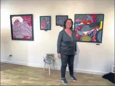  ??  ?? Fabienne Rivière-Patry devant ses toiles iodées et colorées.