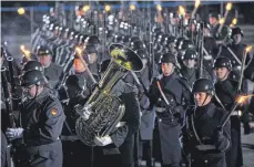  ?? FOTO: MICHAEL KAPPELER/DPA ?? Das Musikkorps der Bundeswehr marschiert. Mit einem Großen Zapfenstre­ich wurde Bundeskanz­lerin Angela Merkel gegen Ende ihrer Regierungs­zeit nach 16 Jahren im Bendlerblo­ck verabschie­det.