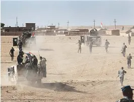  ??  ?? Forças iraquianas avançam sobre terreno dominado por jihadistas