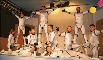  ??  ?? Helden im Weltraum: In unendliche Weiten ging es beim bunten Abend mit dem Männerball­ett und Star Wars Episode II.