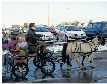  ??  ?? Au programme de ce marché : de nombreuses hottes pleines de cadeaux à offrir et des balades en tacots ou bien encore en calèche !