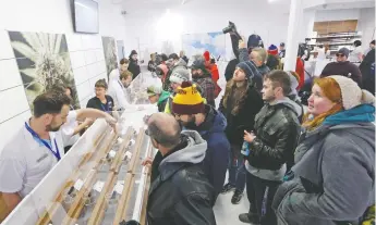  ??  ?? Clientes revisan la oferta en una tienda de cannabis, en Winnipeg, Manitoba, al convertirs­e ayer Canadá en el segundo país del mundo, después de Uruguay, en legalizar la marihuana recreativa.