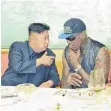  ?? FOTO: DPA ?? Zwei Friedensta­uben: Kim Jong-un (links) und Dennis Rodman.