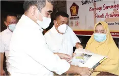  ?? DPP PARTAI GERINDRA FOR JAWA POS ?? BERI BANTUAN: Sekretaris Jenderal Partai Gerindra Ahmad Muzani saat melakukan kunjungan ke salah satu lokasi bencana di Kupang, Nusa Tenggara Timur, kemarin (19/4).