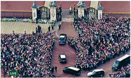  ?? ?? Echoes of 199 : Amid the mass of onlookers, the royal car comes to a halt before the Palace gates