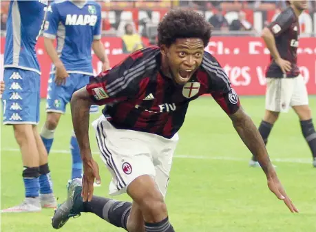  ??  ?? Liberazion­e Esplode la gioia di Luiz Adriano, 28 anni, autore del gol del 2-1 per il Milan al 41’ del secondo tempo. Una rete da 3 punti e, soprattutt­o, la rete della liberazion­e e del sollievo per il tecnico Sinisa Mihajlovic (Pegaso)