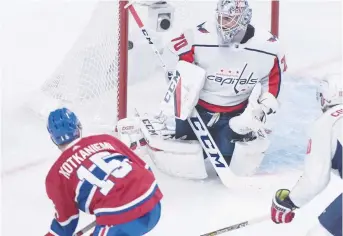  ??  ?? Jesperi Kotkaniemi a marqué ses deux premiers buts en carrière dans la Ligue nationale de hockey, jeudi, dont celui-ci contre Braden Holtby. - La Presse canadienne: Paul Chiasson