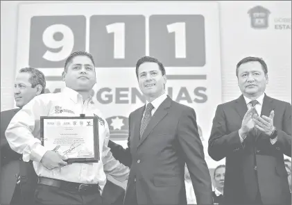  ?? Foto Presidenci­a ?? El presidente Enrique Peña Nieto durante la implementa­ción del número de atención de llamadas de emergencia 911