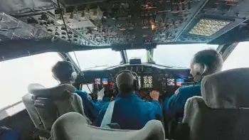  ?? AND ATMOSPHERI­C ADMINISTRA­TION NATIONAL OCEANIC ?? Commander Adam Abitbol, left, flies a WP-3 hurricane hunter aircraft through Category 4 Hurricane Ian.