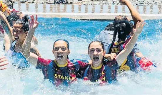  ?? FC BARCELONA ?? Campeonas. El Barça, cuyas jugadoras, eufóricas, se lanzaron al agua en el hotel de Tenerife, supera ya al Athletic
Club como equipo con más Ligas. El domingo puede sumar su primera Champions en Göteborg